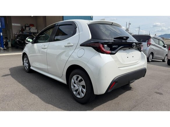 2022 Toyota Yaris IV, белый, 1061000 рублей - вид 3
