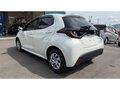 2022 Toyota Yaris IV, белый, 1061000 рублей - вид 3