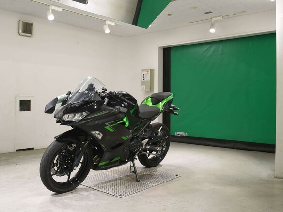 2023 Kawasaki Ninja 400, чёрный, 757000 рублей - вид 3
