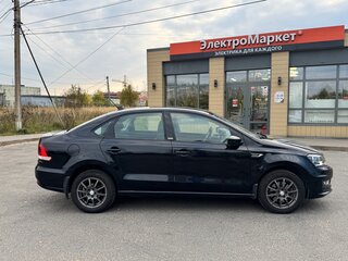 2017 Volkswagen Polo V Рестайлинг, чёрный, 1140000 рублей, вид 4