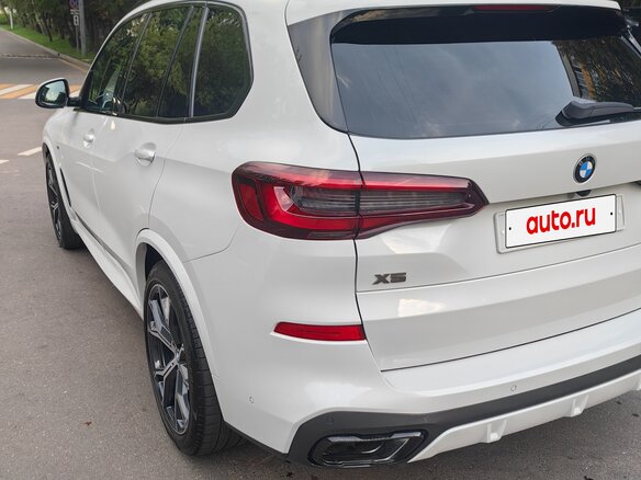 2020 BMW X5 M50i IV (G05/G18), белый, 7100000 рублей - вид 4