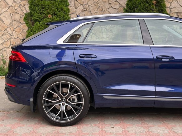 2018 Audi Q8 55 TFSI I (4M), синий, 3900000 рублей - вид 7