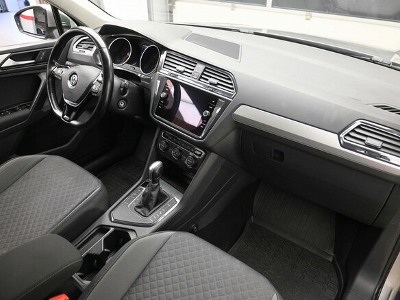 2018 Volkswagen Tiguan II, серебристый, 2035000 рублей - вид 6