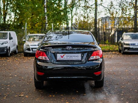 2013 Hyundai Solaris I, чёрный, 635000 рублей, вид 4