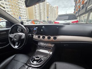 2017 Mercedes-Benz E-Класс 200 V (W213, S213, C238), чёрный, 2600000 рублей, вид 5