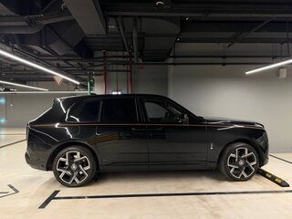 2025 Rolls-Royce Cullinan Black Badge I Рестайлинг (Series II), чёрный, 57000000 рублей, вид 5