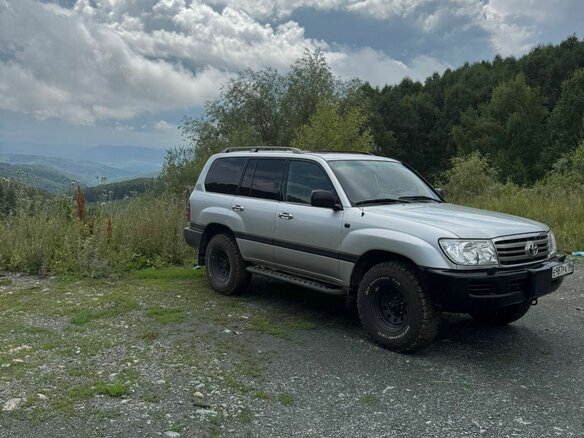 2004 Toyota Land Cruiser 105 100 Series Рестайлинг 1, серебристый - вид 4