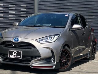 2023 Toyota Yaris IV, серебристый, 1180000 рублей, вид 5