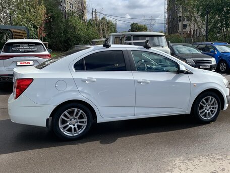 2014 Chevrolet Aveo II, белый, 525000 рублей, вид 3