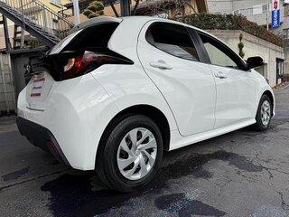 2022 Toyota Yaris IV, белый, 970004 рублей, вид 4
