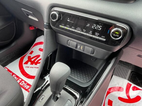 2023 Toyota Yaris IV, красный, 1073000 рублей - вид 23
