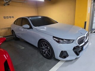 2025 BMW 5 серии 523d xDrive VIII (G60/G61/G68), чёрный, 7390000 рублей, вид 2