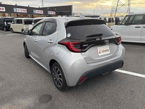 2021 Toyota Yaris IV, серебристый, 980000 рублей - вид 5
