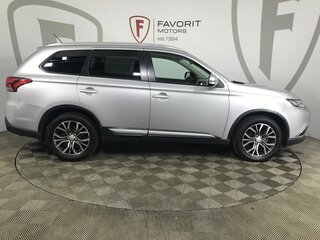 2016 Mitsubishi Outlander III Рестайлинг 2, серебристый, 1700000 рублей, вид 3