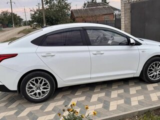 2020 Hyundai Solaris II Рестайлинг, белый, 1600000 рублей, вид 2