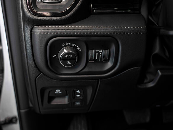 2026 Ram 1500 Crew Cab V Рестайлинг, серебристый, 9490000 рублей - вид 14