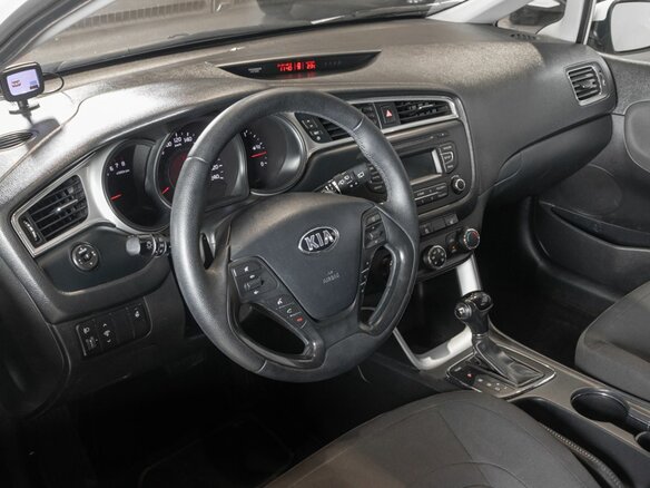 2018 Kia Ceed II Рестайлинг, белый - вид 4
