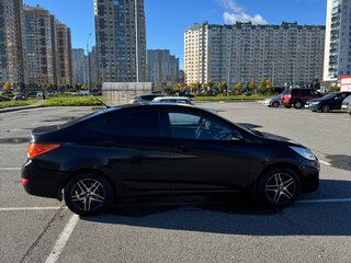 2013 Hyundai Solaris I, чёрный, 635000 рублей, вид 4