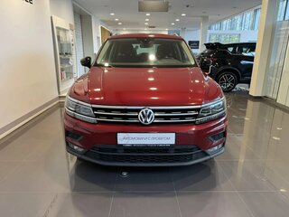 2020 Volkswagen Tiguan II, красный, 2490000 рублей, вид 5