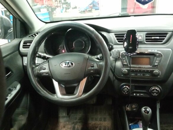 2013 Kia Rio 4-speed III, белый, 890000 рублей - вид 4