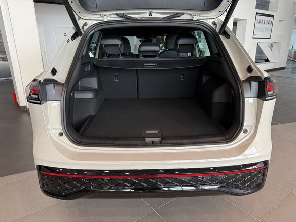 2026 Volkswagen Tiguan III (NA Market), бежевый, 4994000 рублей - вид 7