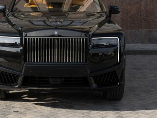 2026 Rolls-Royce Cullinan Black Badge I Рестайлинг (Series II), чёрный, 67790000 рублей, вид 3