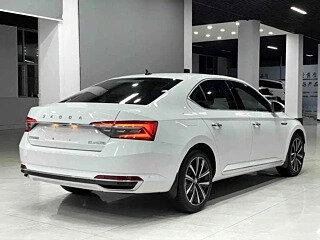 2022 Skoda Superb III Рестайлинг, белый, 1950000 рублей, вид 5