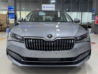 2025 Skoda Superb III Рестайлинг, серебристый, 2340000 рублей, вид 2