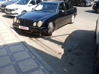 2001 Mercedes-Benz E-Класс 220 II (W210, S210) Рестайлинг, чёрный, 265000 рублей, вид 3