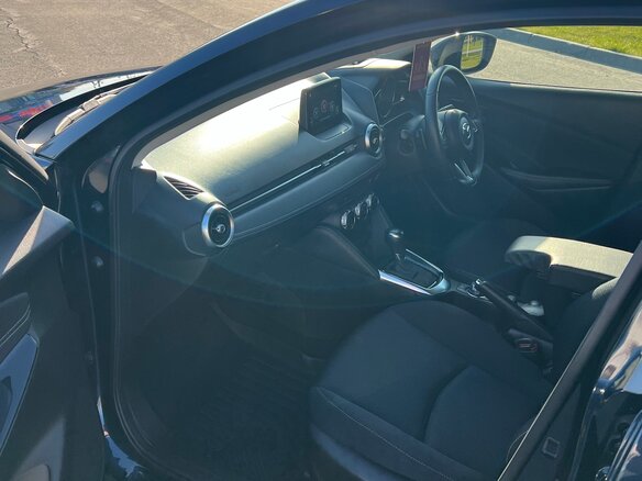 2019 Mazda 2 III (DJ) Рестайлинг, синий, 1540000 рублей - вид 6