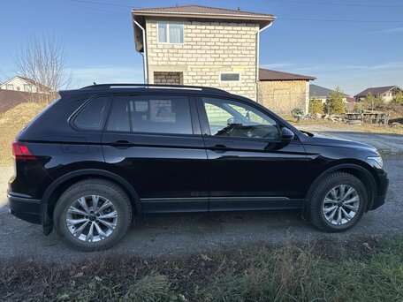 2021 Volkswagen Tiguan II Рестайлинг, чёрный, 2400000 рублей, вид 2