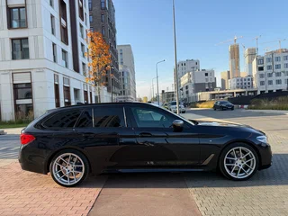 2019 BMW 5 серии 530d xDrive VII (G30/G31/G38), чёрный, 3850000 рублей, вид 4