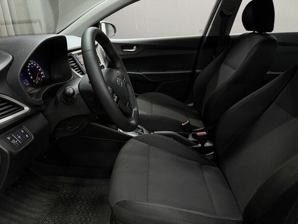 2017 Hyundai Solaris II, серебристый, 1199900 рублей - вид 4