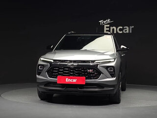 2023 Chevrolet TrailBlazer III Рестайлинг, серебристый, 2140000 рублей, вид 3