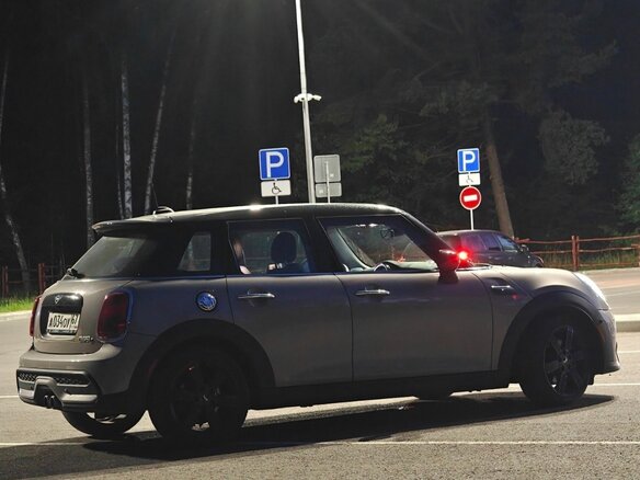 2021 Mini Hatch Cooper S III (F55/F56) Рестайлинг 2, серый, 2500000 рублей - вид 4