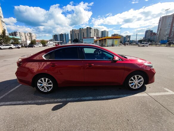 2021 Kia Cerato IV Рестайлинг, красный, 1995000 рублей - вид 4