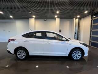 2022 Hyundai Solaris II Рестайлинг, белый, 1720000 рублей, вид 2