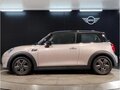2023 Mini Hatch Cooper III (F55/F56) Рестайлинг 2, бежевый - вид 3