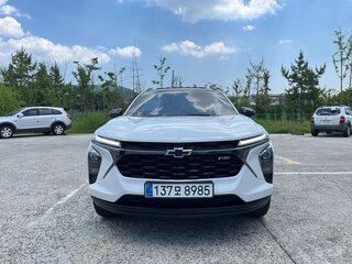 2023 Chevrolet Trax II, белый, 1628300 рублей, вид 2