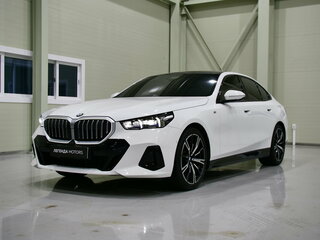 2024 BMW 5 серии 530i xDrive VIII (G60/G61/G68), белый, 7300000 рублей, вид 2