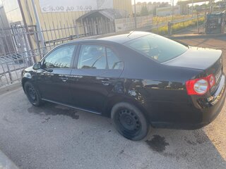 2010 Volkswagen Jetta V, чёрный, 700000 рублей, вид 2
