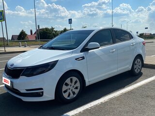 2017 Kia Rio III Рестайлинг, белый, 1030000 рублей, вид 4