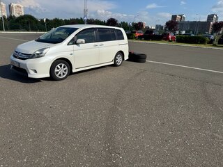 2013 Toyota ISis I Рестайлинг, белый, 1300000 рублей, вид 3