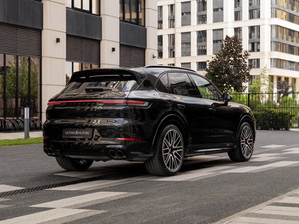 2026 Porsche Cayenne GTS III Рестайлинг, чёрный, 24900000 рублей - вид 3