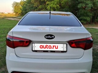 2013 Kia Rio 5-speed III, белый, 990000 рублей, вид 3