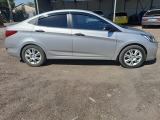 2013 Hyundai Solaris I, серебристый, 999999 рублей, вид 2