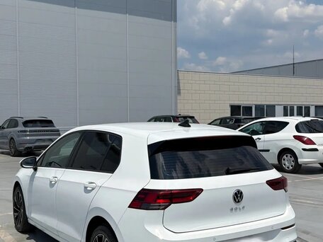 2023 Volkswagen Golf VIII, белый, 1920000 рублей, вид 3