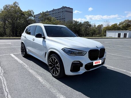2021 BMW X5 45e IV (G05/G18), белый, 8500000 рублей, вид 2