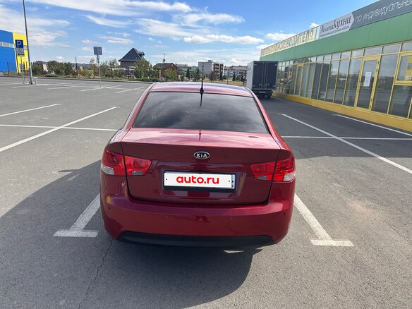 2010 Kia Cerato 5-speed II, красный, 830000 рублей - вид 3