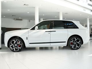2025 Rolls-Royce Cullinan Black Badge I Рестайлинг (Series II), белый, 57000000 рублей, вид 3